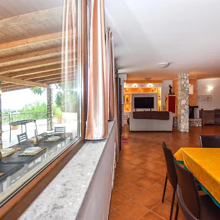 Stunning In With Kitchenette Holiday home Civitavecchia